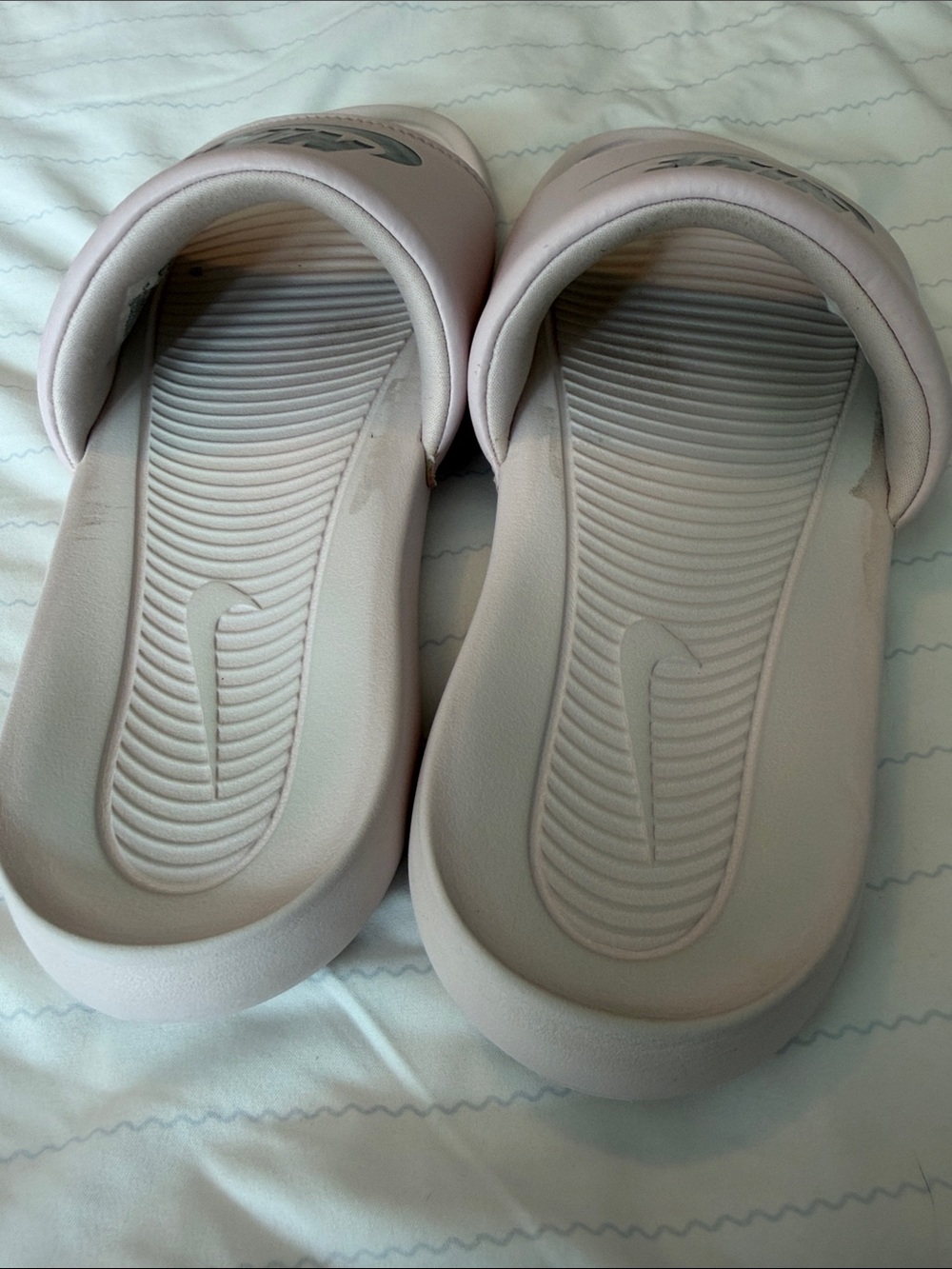 Nike Victori Light Pink Slide Sandals with Silver Logo - Picture 2 of 7